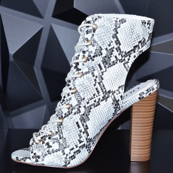 ๐๏ธ Snake Print Heels - Picture 5 of 6